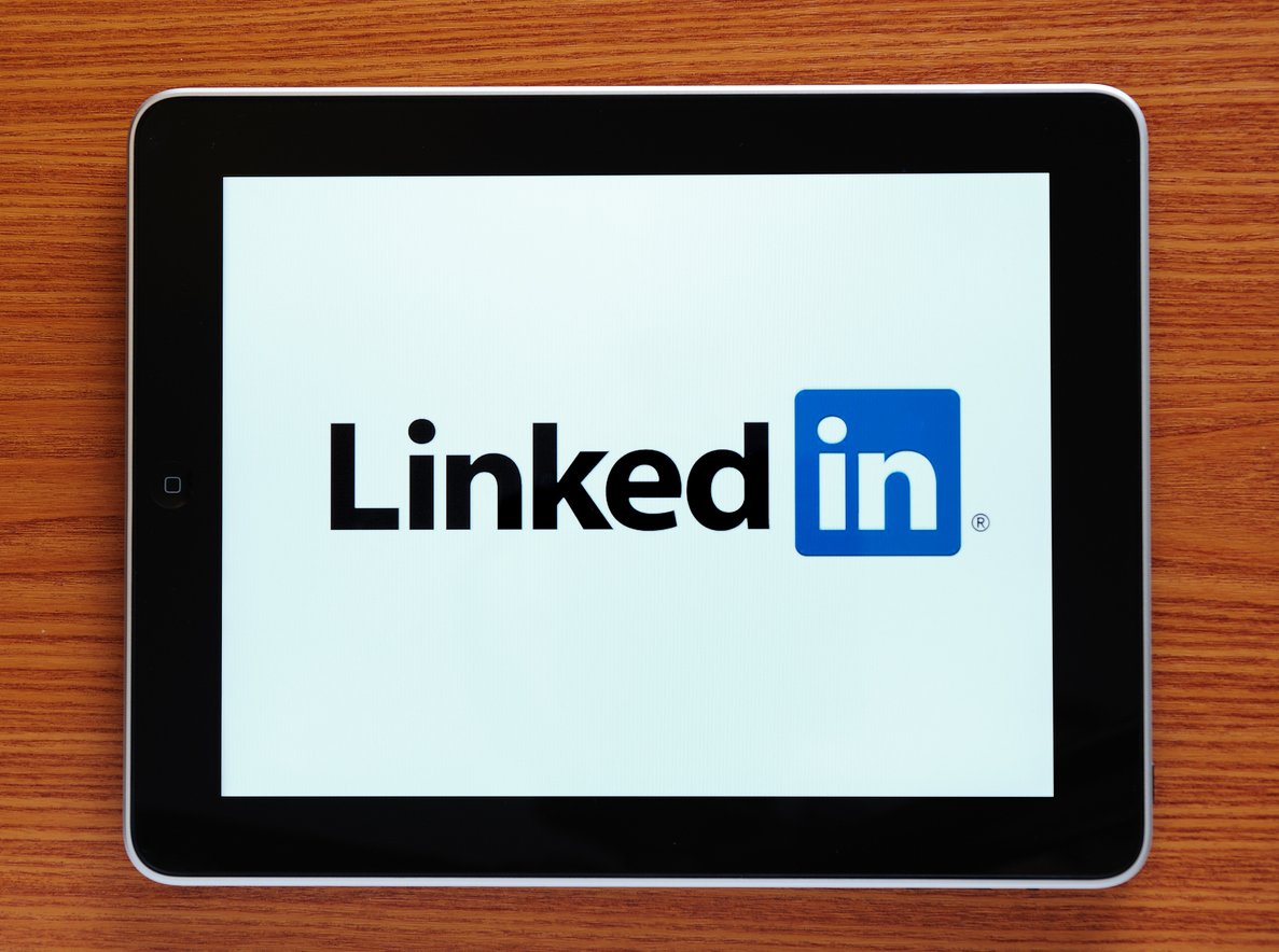 tablet-on-wooden-surface-displaying-linkedin-logo